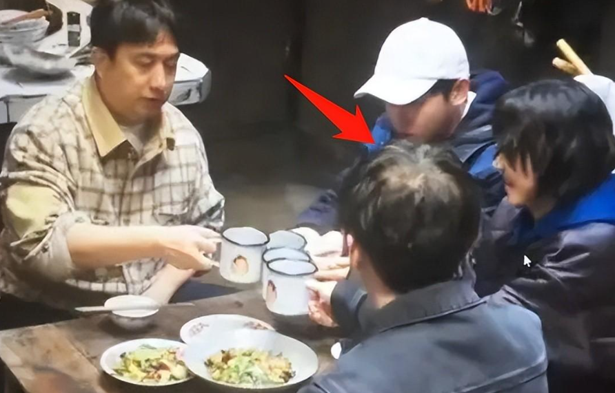 主持人 原来主持人也喜欢“造假”，从睫毛，到屁股，甚至发型都是假的