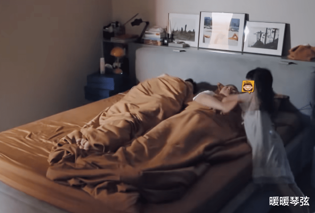 郝劭文首次携妻女上节目,杭州的婚房大又干净,8岁继女早起做饭