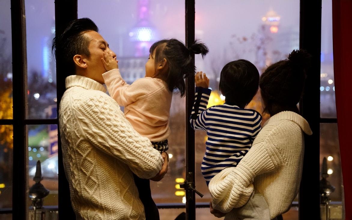 邓超孙俪捐赠甘肃灾区物资引发热议：被曝“铁公鸡”？