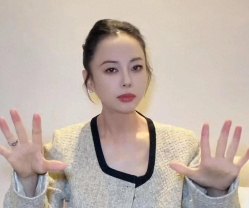 铁肺歌后黄绮珊，56岁整成20岁，网友：美不胜收！