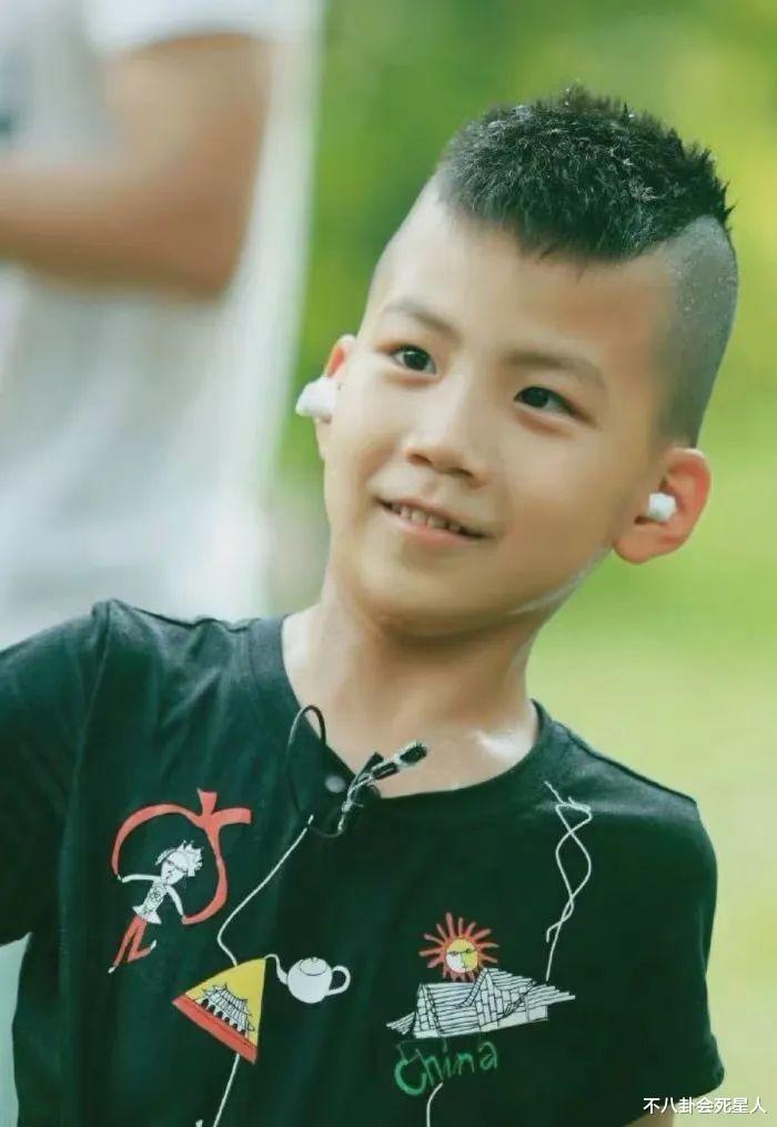 费曼|《爸哪》萌娃身高现状：费曼1米82体重180斤，康康身高超1米8