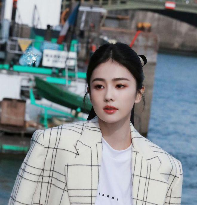 白鹿巴黎时装周第三套造型曝光,脸型方却小清新,网友纷纷评分!