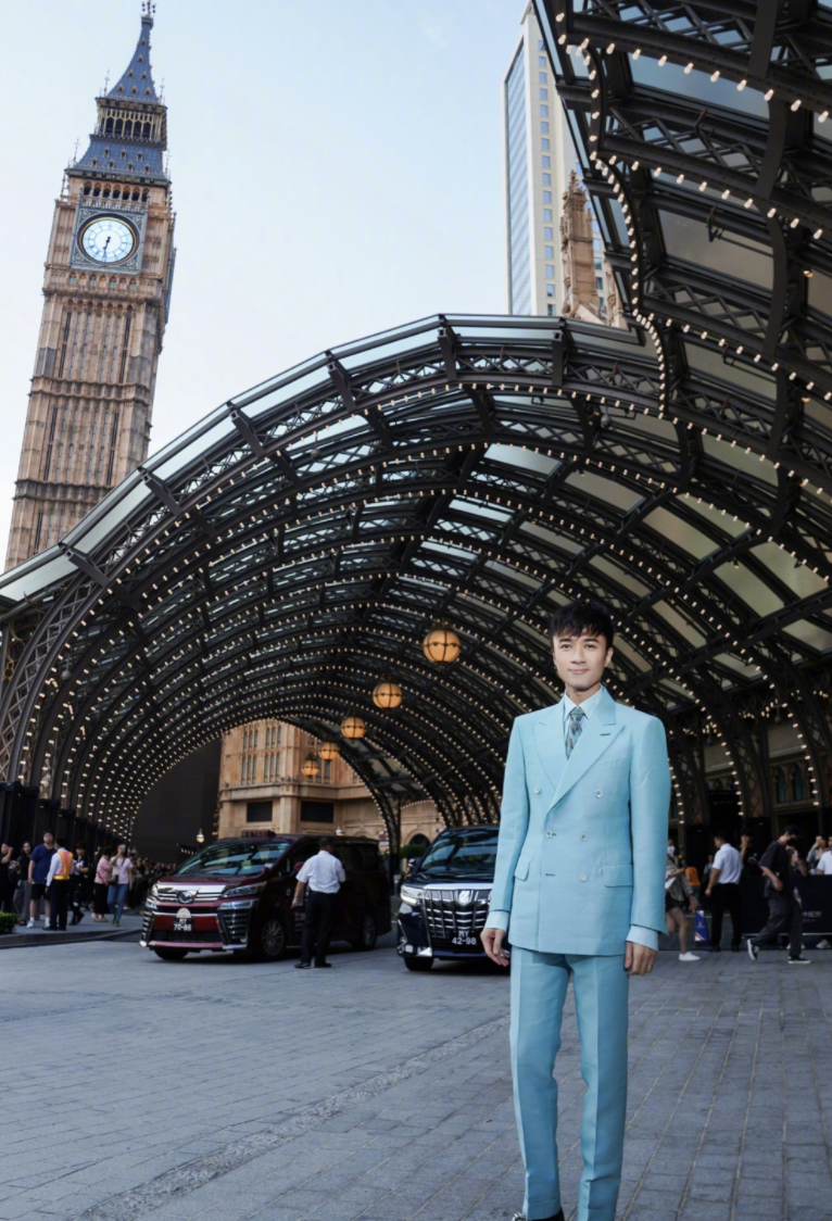 古巨基来内地工作,55岁妻子打扮朴素像助理如影随形,颜值惹争议