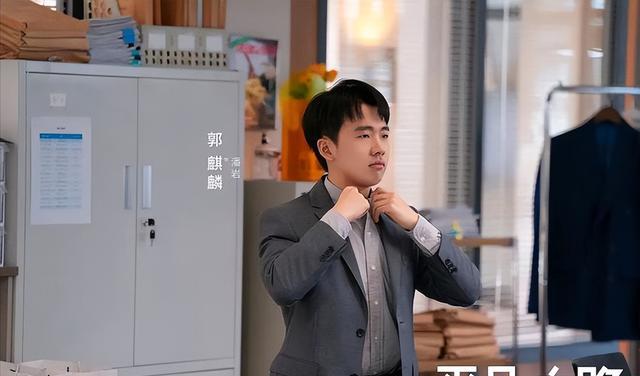 律师|央视“撑腰”!太子爷“被贬”成凡人?国剧职场终于不装了