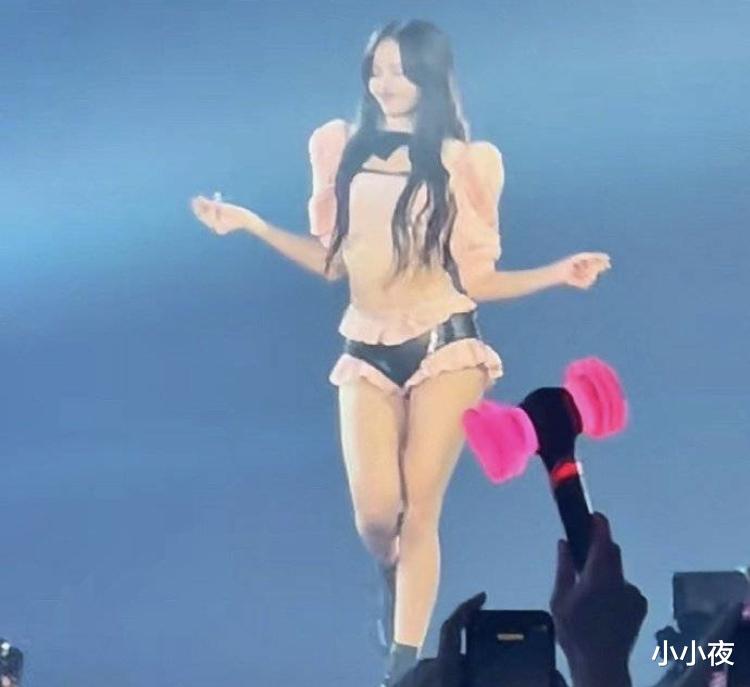 Lisa挑逗眼神+狂野舞姿,Blackpink首尔演唱会点燃激情