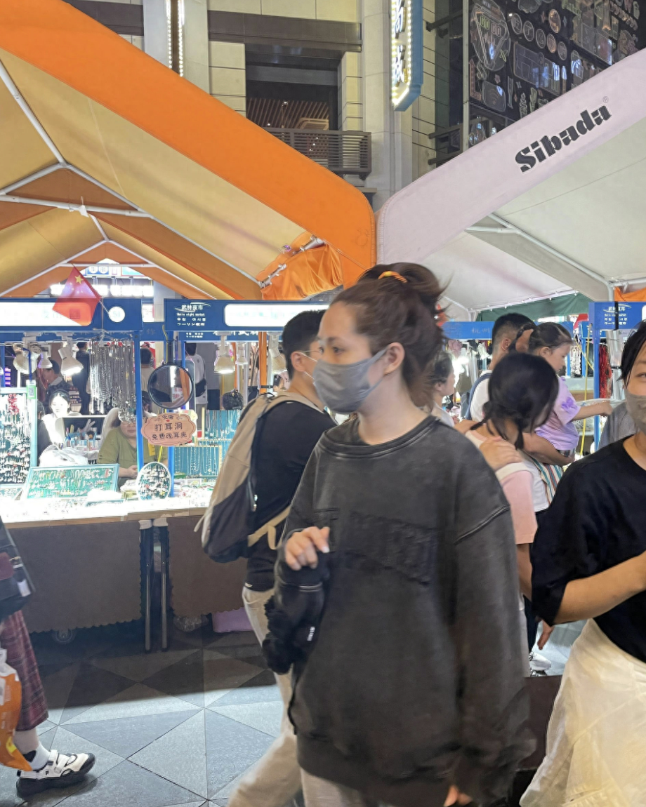 向佐夫妇武林夜市被偶遇，郭碧婷发型凌乱驼背接地气，女神气质全无