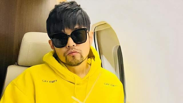 周杰伦|周杰伦在私人飞机上喝果茶，胡子拉碴不顾形象，表示不害怕会长胖