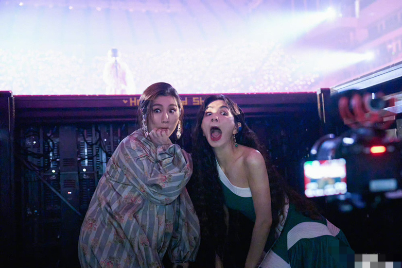 Ella晒任家萱孕后期演唱会照,服装保守不露皮肤,手部皮肤真实了