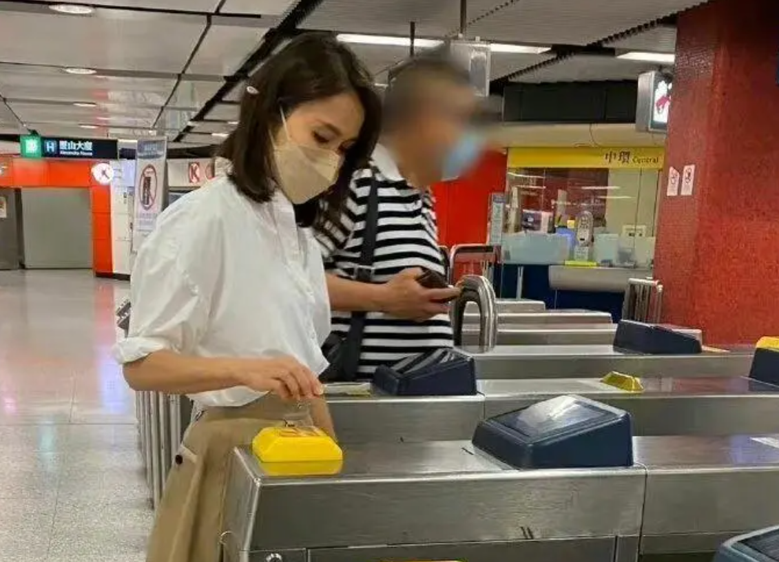 文咏珊|港星文咏珊上海挤地铁，全身奢牌超5万，素颜疲惫富豪老公未现身