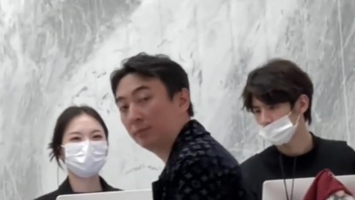 王思聪携姚心怡外出理发！一身行头7万多，下身穿短裤让人不解