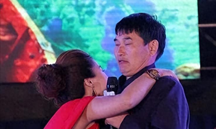 “睡粉”“诈捐”、忘恩负义？众叛亲离的“大衣哥”真的错得离谱