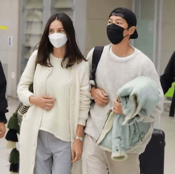 宋仲基|宋仲基婚后将出差,邀岳母入住婚房陪产,妻子挺孕肚逛街照曝光