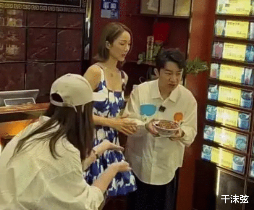 王祖蓝|王祖蓝发福挺肚腩,李亚男穿平底鞋高一头,夫妻并肩像妈妈带小孩