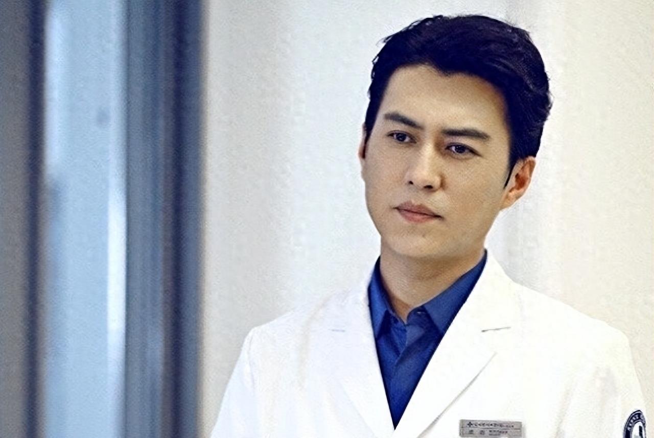 惨遭央媒怒批,目不识丁、德不配位,这几位文盲明星凭什么长红?