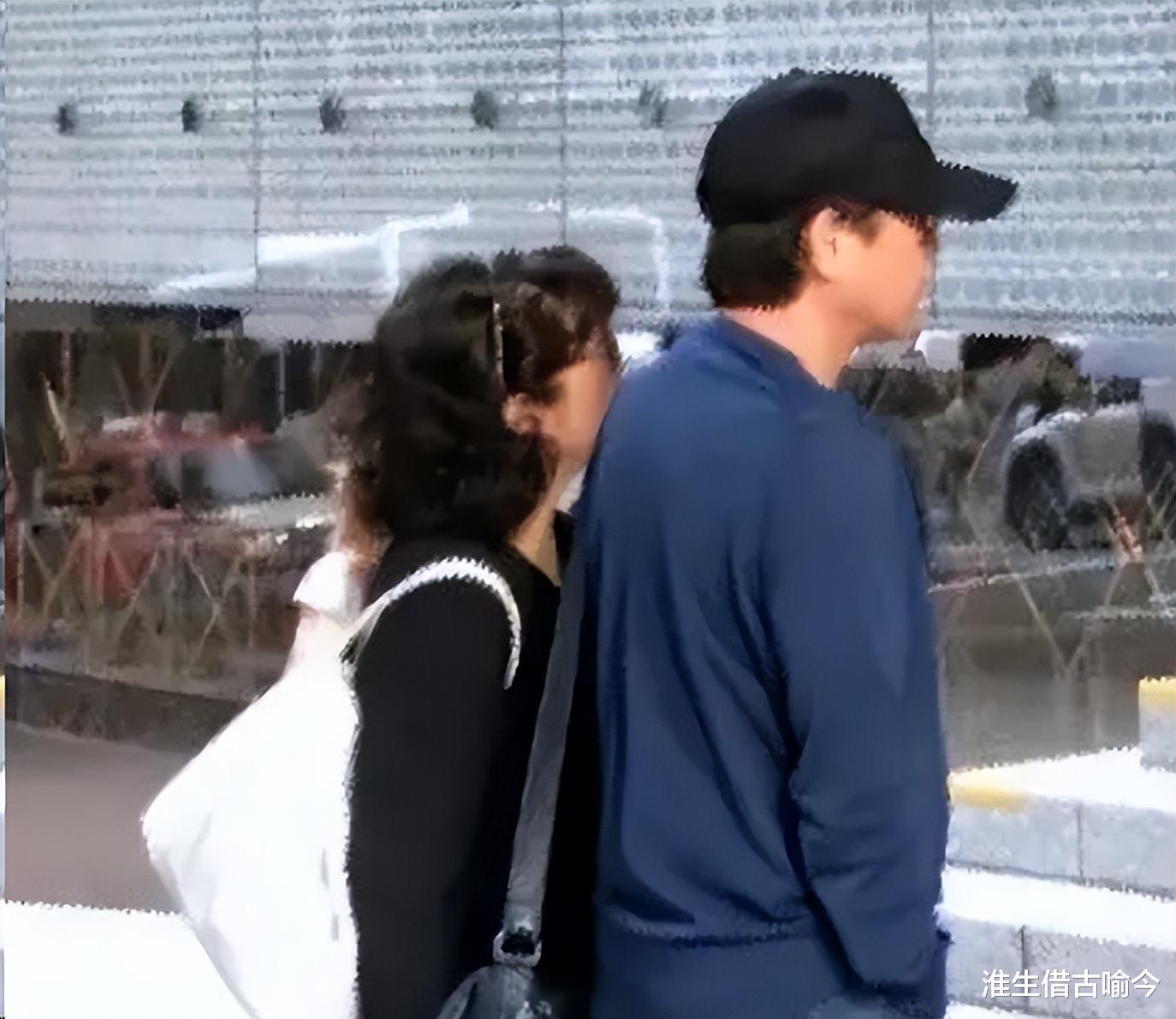 64岁山口百惠穿羽绒服身材臃肿,71岁三浦友和高大帅气,仍旧甜蜜