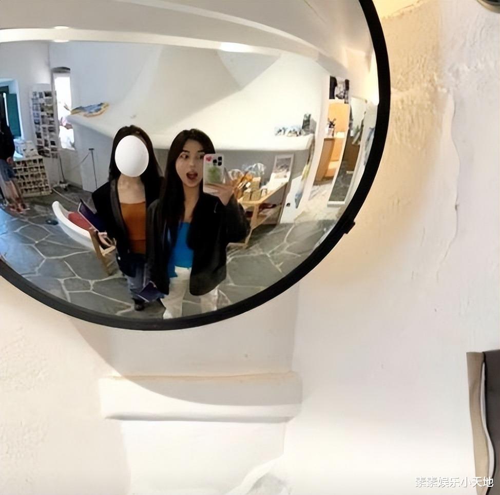 李嫣近照面容变精致了,和闺蜜在一起很漂亮,越来越像王菲