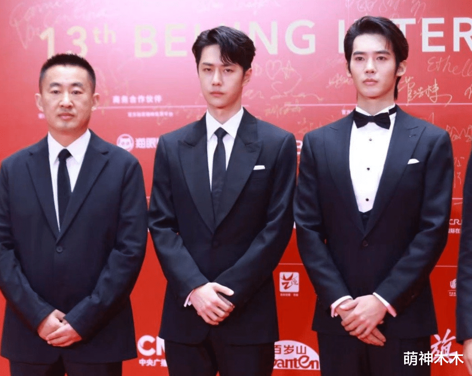 周冬雨|北影节闭幕红毯：关晓彤红裙显腰粗，周冬雨老气，王一博严肃冷脸