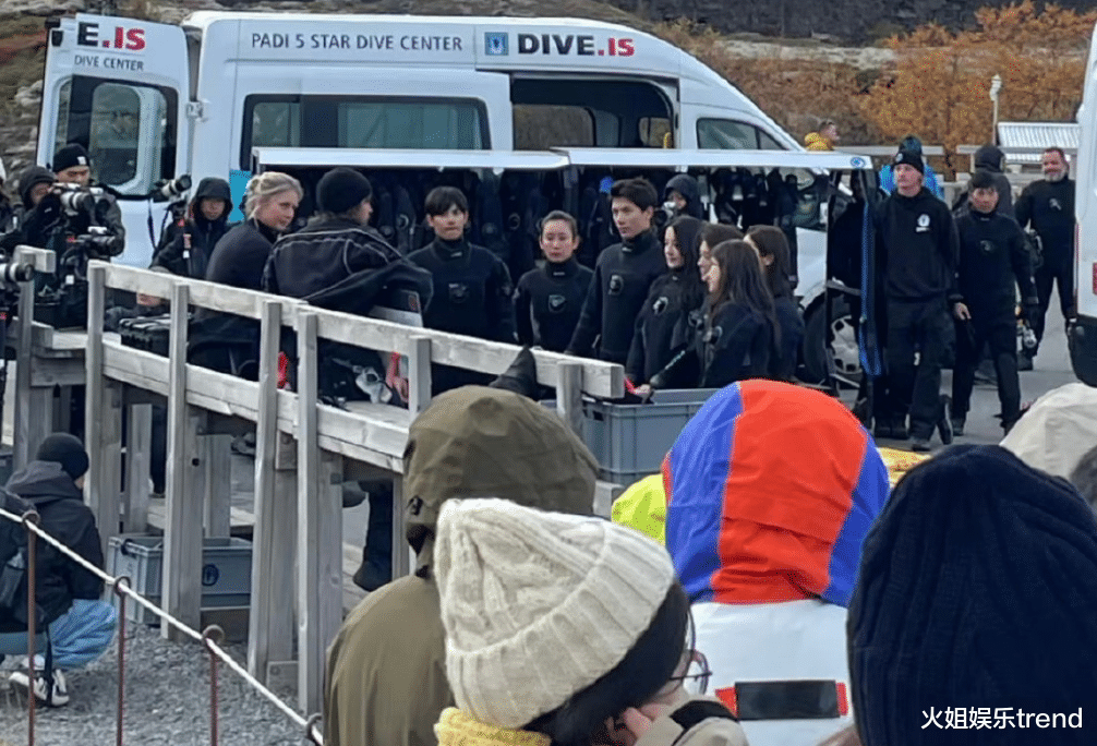 迪丽热巴冰岛潜水装造型曝光！像只小海豚，秦岚、秦海璐同行录综艺