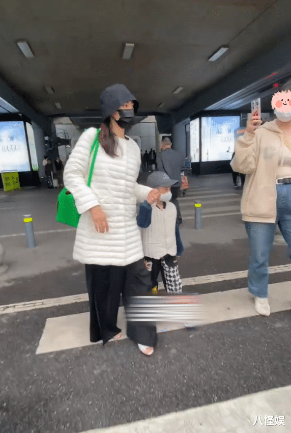 秋瓷炫|秋瓷炫携子现身机场,任网友曝光儿子正脸,大海眼睛黑亮神似妈妈