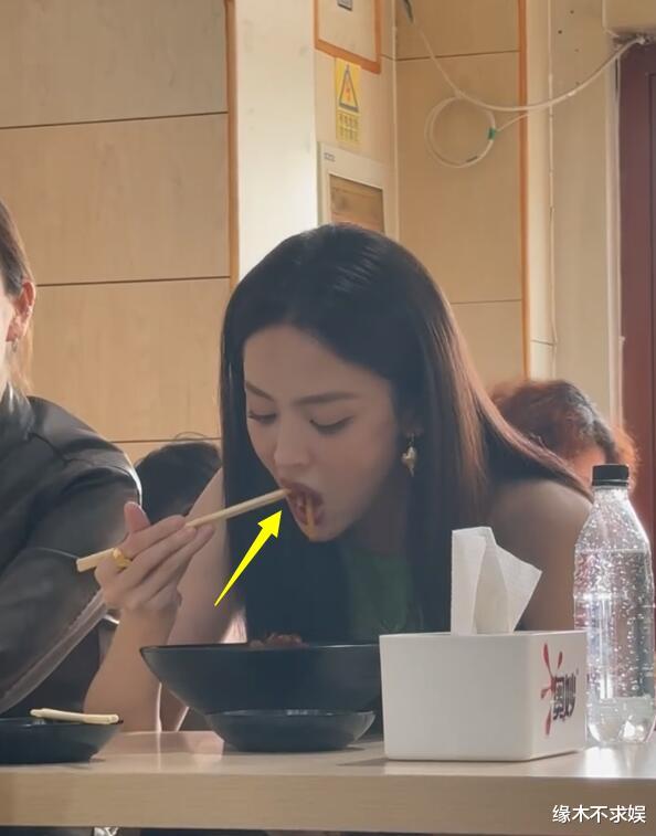 |古力娜扎回母校,再穿“辣裤”勒出赘肉,乱闻食物被老板嫌弃!