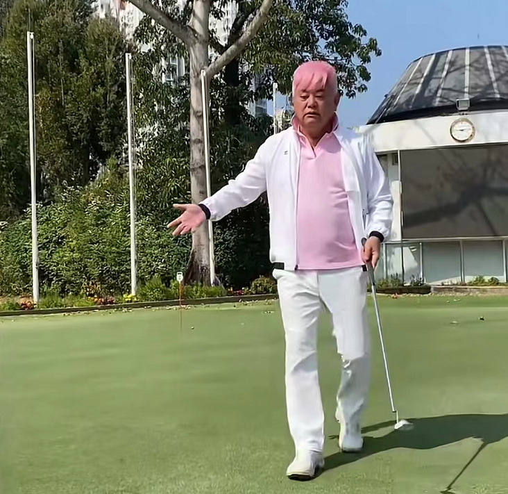 陈百祥|73岁陈百祥遭殴打后续!头染粉色衣着粉嫩,年纪虽大心态却很年轻