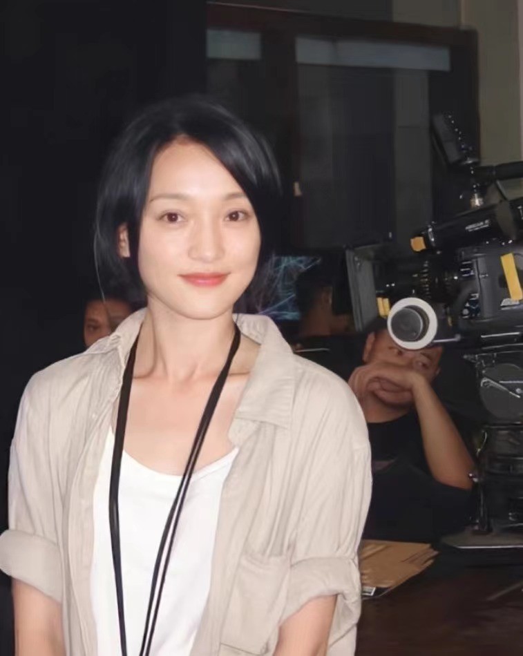 当49岁周迅跟44岁汤唯站在一起,我才彻底明白,什么叫顶级骨相