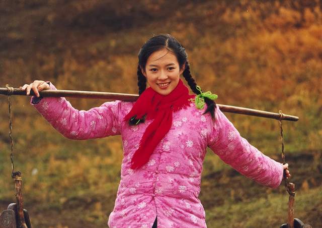 章子怡,穿红肚兜威胁张艺谋照片再曝光,原来她对自己比对汪峰狠