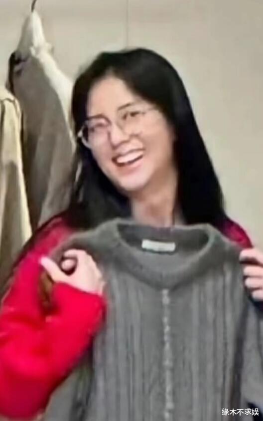 Lisa和金智秀巴黎逛街！小腹隆起、脸色憔悴，金智秀素颜认不出！