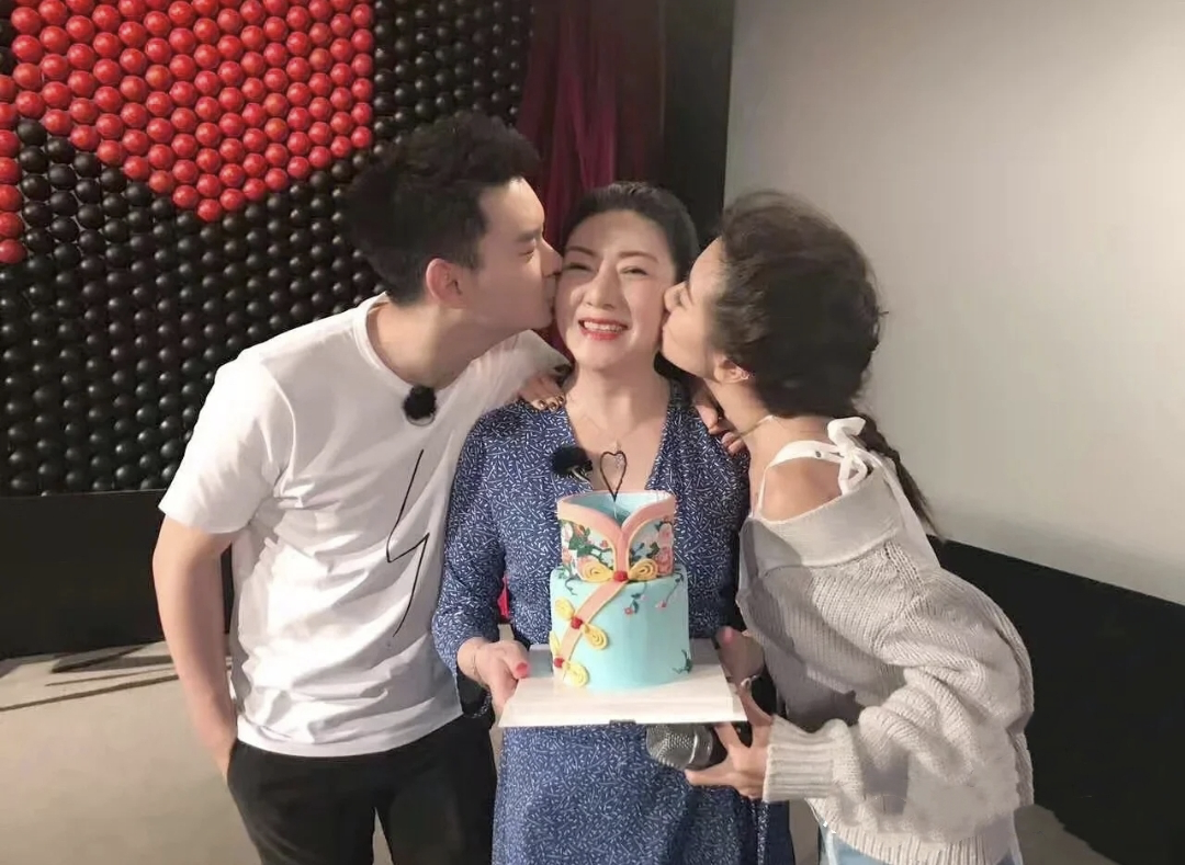 程晓玥|程晓玥为亡母庆祝冥诞，晒为妈妈庆生旧照温馨感人，当时郑恺也在
