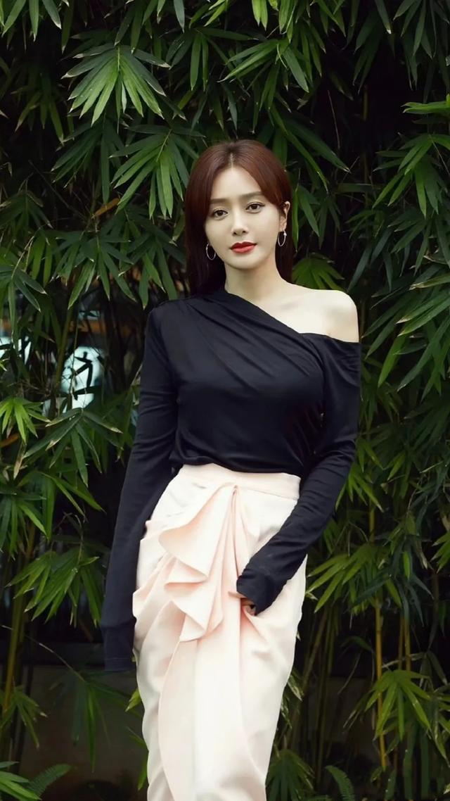 秦岚|秦岚：岁月如梭，仍面如桃花，姐姐又恋爱了