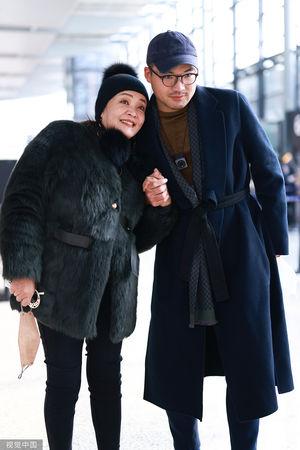 64岁张兰「机场十指紧扣」男子!亲密互动全被拍 直播揭2人关系