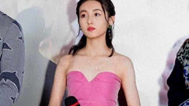 张子枫长大了，穿丁字连体裤游泳，身材发育有点过猛