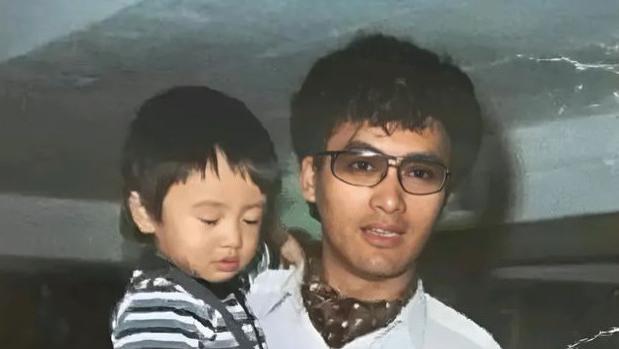 周润发抱着谢霆锋，童年杨幂在刘威怀中，原来娱乐圈里都是老熟人