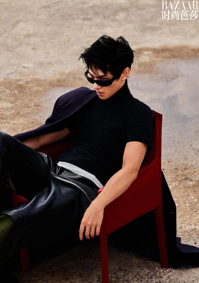 杨洋第五次登封芭莎！背心秀肌肉、真空穿大衣，演绎帅气大男主