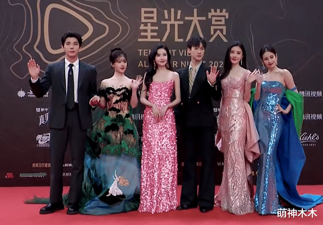 星光大赏红毯生图来了！热巴妆容翻车，杨紫选错礼服，唐嫣皮肤好