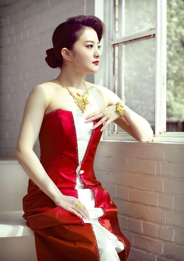 43岁金铭瘦到认不出,北大毕业后至今未婚,化浓妆扭秧歌被指老气