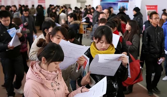 本科生平均月收入曝光,被疑数据真实性,网友:这钱到底是谁在挣