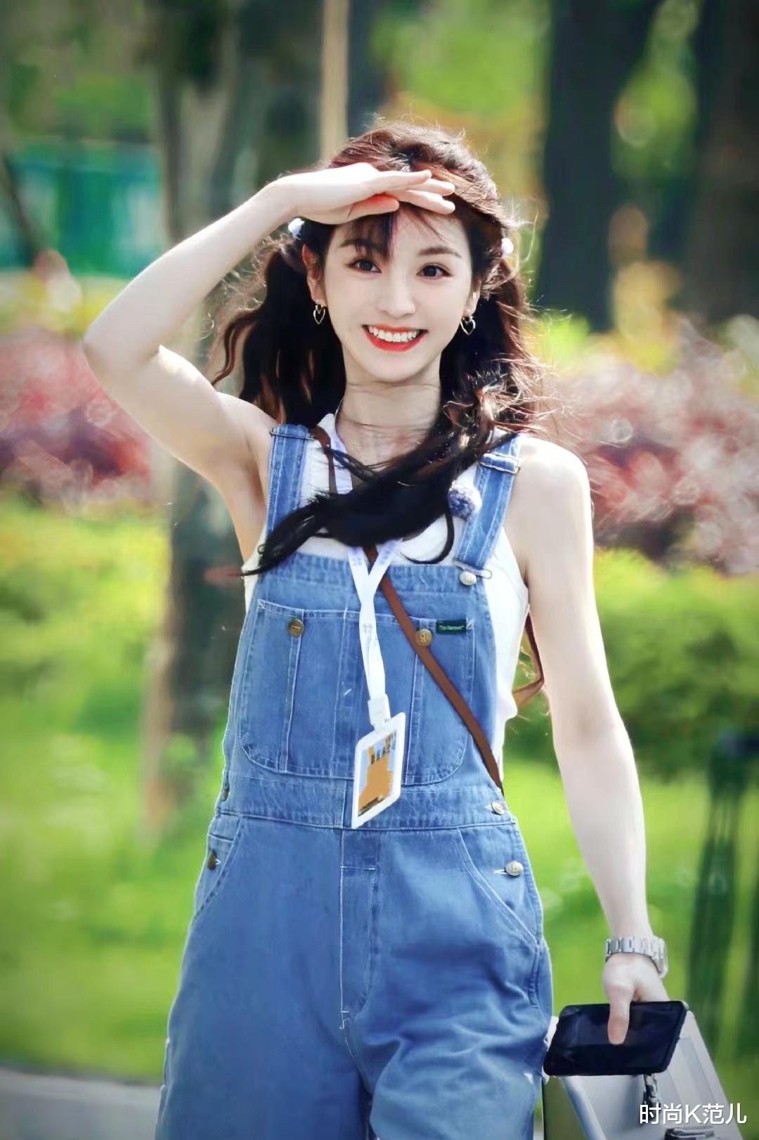 田曦薇 田曦薇《女子推理社》上班路透，穿背带裤扎双马尾，清新又甜美！