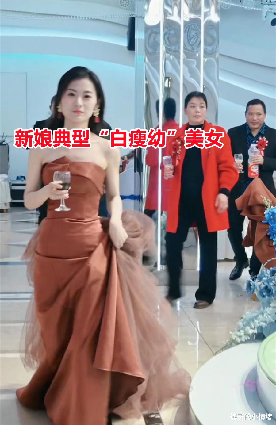 新娘“白瘦幼”身材很惊艳,新郎在旁寸步不离:这长相是得看紧点
