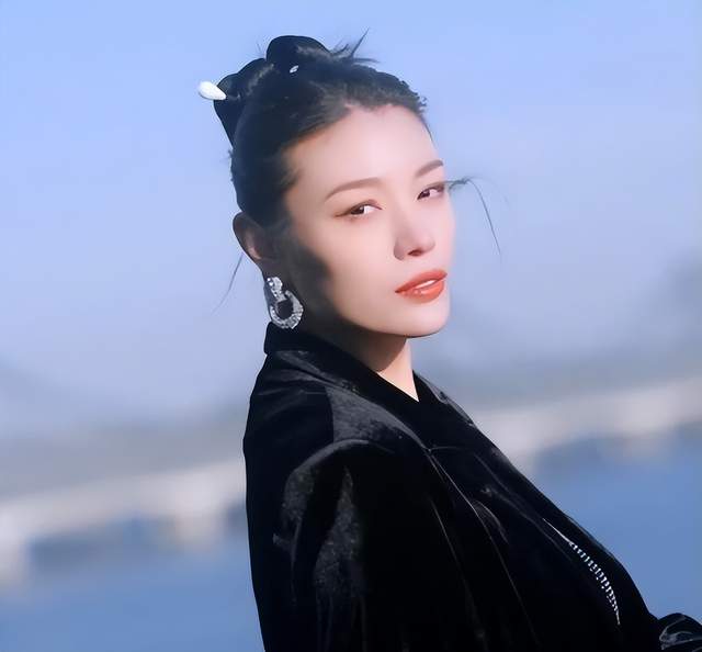 葛荟婕否认和汪峰求复合，已经知道对方有女友，只想要女儿的电话