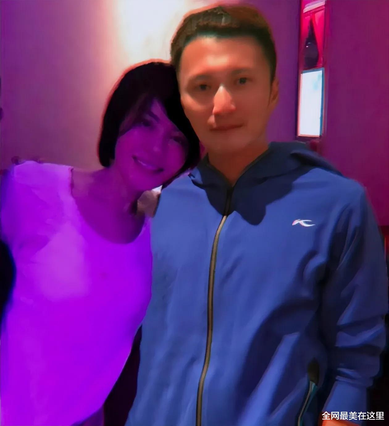 谢霆锋|王菲谢霆锋罕见秀恩爱!她穿白T仍似少女,谢霆锋稍显油腻变大叔