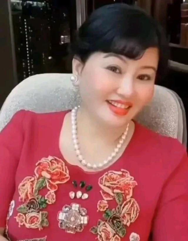 欧美明星|蔡天凤妈妈花姐富豪生活被质疑，疑似伪豪门，3处细节显蹊跷