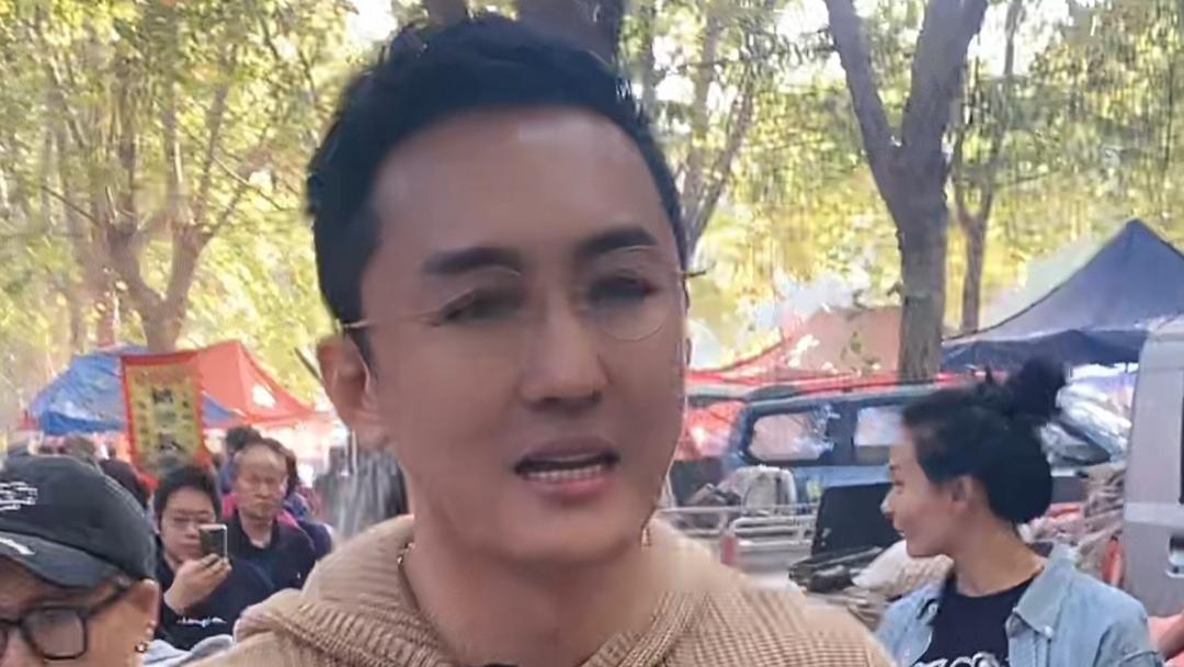 著名主持人程成模仿网红直播赶大集遭驱赶，网友评论更扎心！