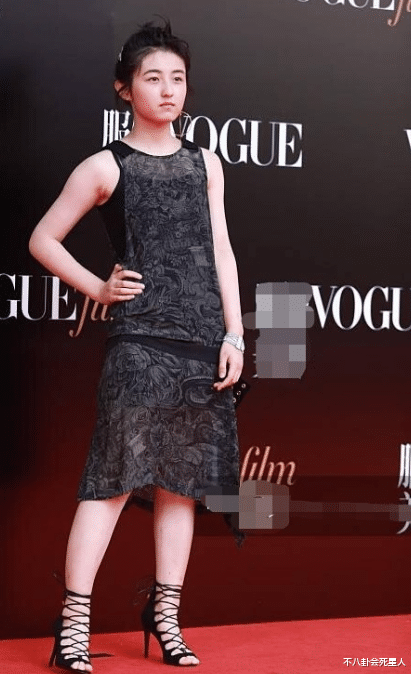 张子枫|上海这一夜,张子枫腰身撩人,惠英红华贵霸气,谢霆锋白发瞩目