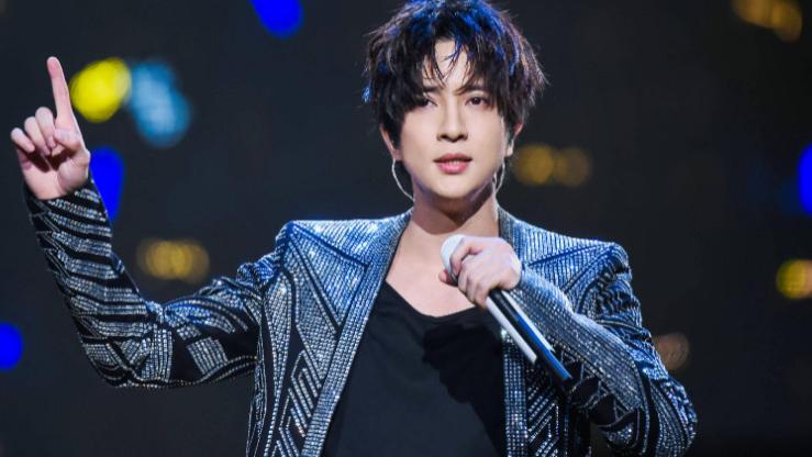 薛之谦坐高铁被关，疑让铁路部赔演唱会退票费，乘务员：你是谁啊