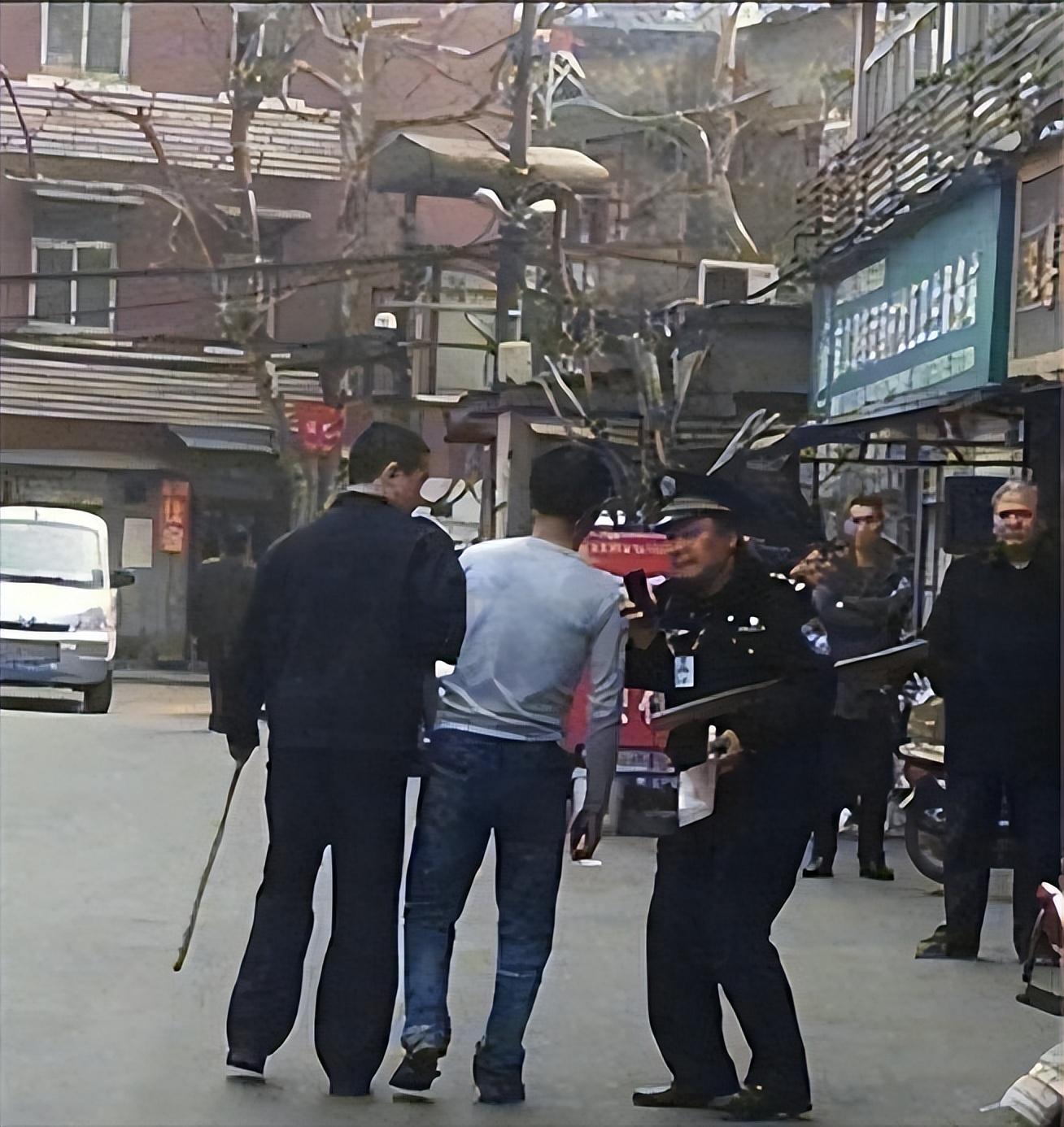 素素|只因吃完素面涨价“1元”,男子暴怒砍死路边摊老板!