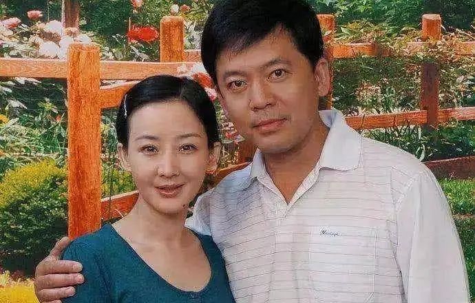 难怪当年拒绝巩俐示爱,原来“戏骨”何政军妻子就是她,瞒了31年