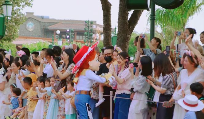 迪士尼偶遇毛晓彤,双马尾编发造型似少女,眼角变歪疑似整容