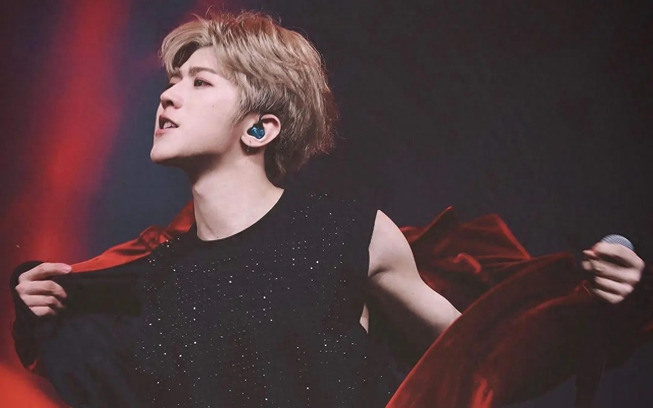 网友韩国街头偶遇蔡徐坤，头发变长身形消瘦，演唱会如期举行