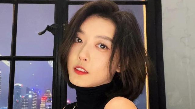 聂小雨又在模仿痞幼？穿瑜伽裤滑雪玩车，网友称她气质变了